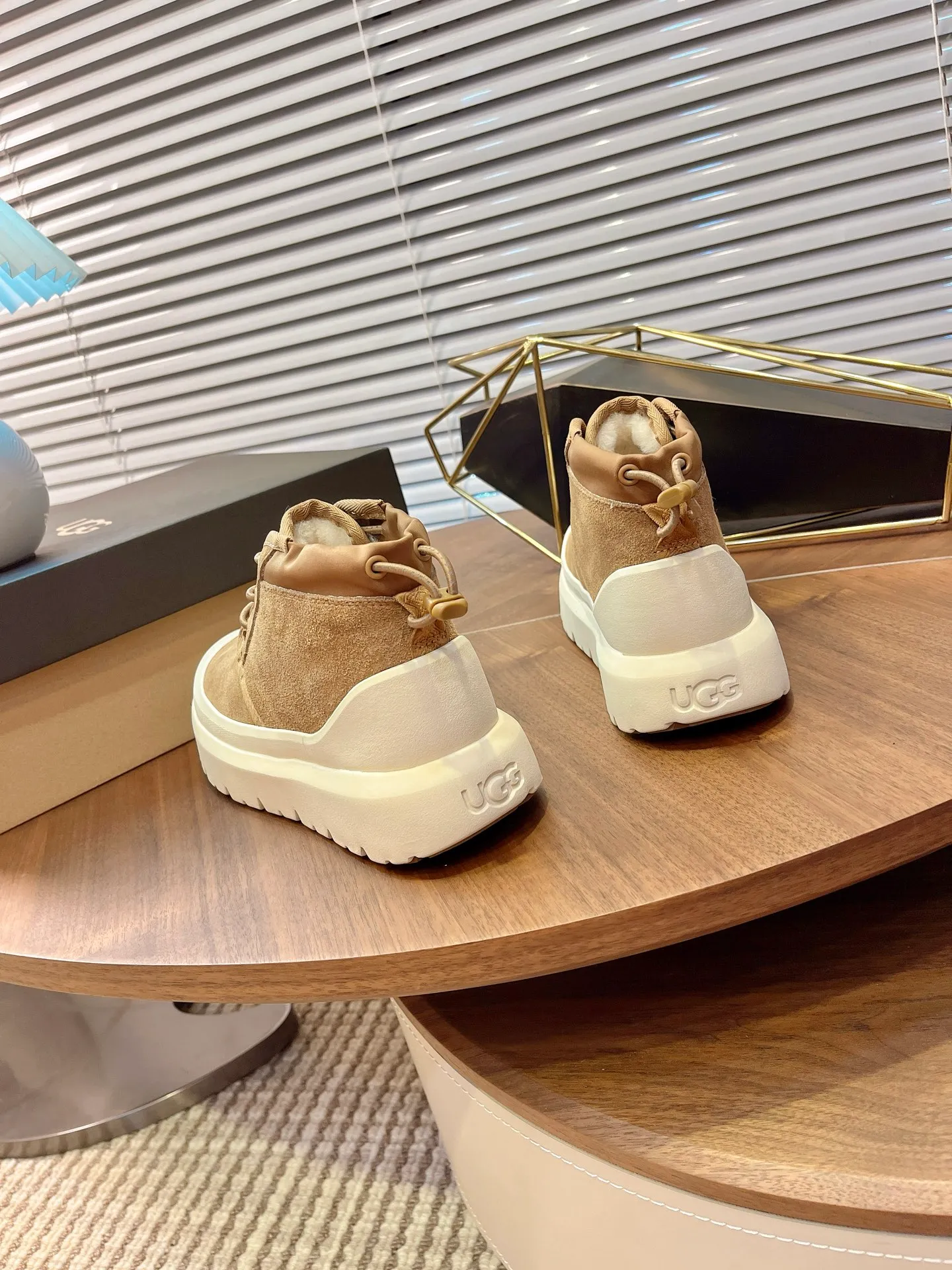 【UGG】 P: 560💰 Couple shoes Size: Women’s size 35-40 / Men’s size 40-44 UGG Tasman Weather Hybrid slip-on snow boots👢 Wang Yibo's same style 👏 adds a large orange sole to the classic Tasman shoe style, functional color contrast design, environmentally friendly waterproof and snowproof material, which has both fashionable and functional attributes. At the same time, it is paired with the new UGG furry shoes Keen's furry color-blocking jacket. Bright orange and maroon collide to create a new light outdoor style and open up a new travel experience in early autumn! Using the best materials, the 17mm fur integrated surface is warmer and breathable, and the outsole is upgraded to a lightweight and wear-resistant light wing technology outsole!